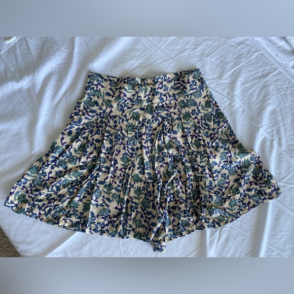 H&M Floral Patterned High waist Pleated short beige Cream blue viscose US 2 NWT - Picture 8 of 16